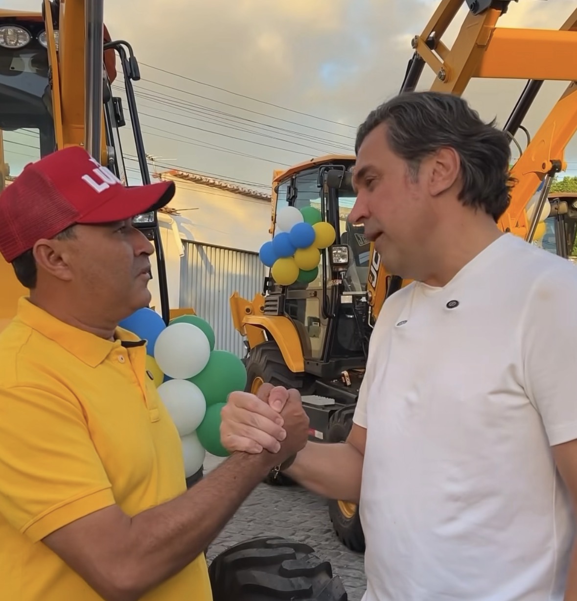 Prefeito Didi Lopes destaca entrega de retroescavadeira em Tanque dArca
