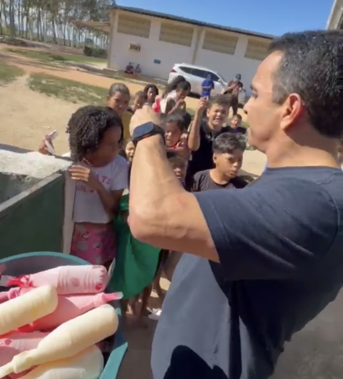Em Roteiro, Paulinho realiza ação com crianças e destaca gestão próxima do povo
