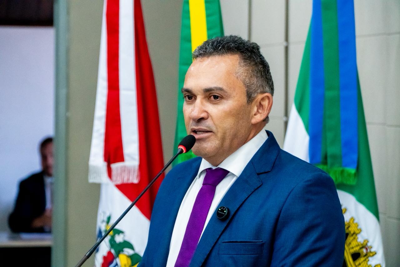 Vereador Luciano Marinho apresenta indicação para ampliar isenção de taxas a instituições religiosas em Maceió
